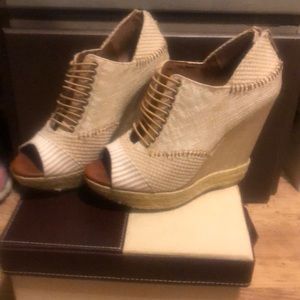 Chinese Laundry Wedge